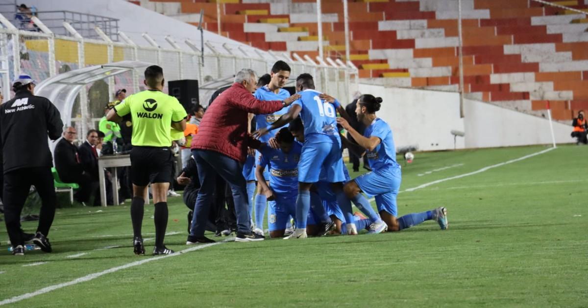 (FOTOS) Universitario logró gran triunfo por 2-1 sobre Binacional en Cusco
