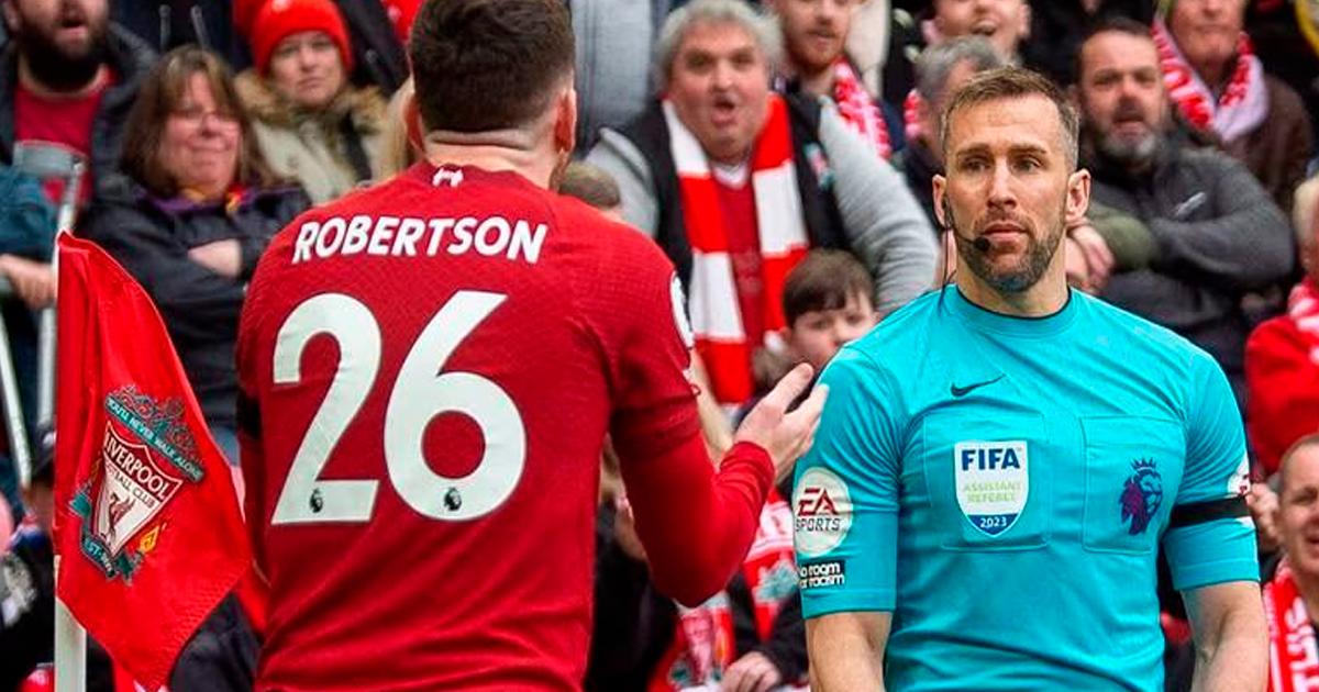 Premier League suspendió a árbitro por codazo a Andrew Robertson