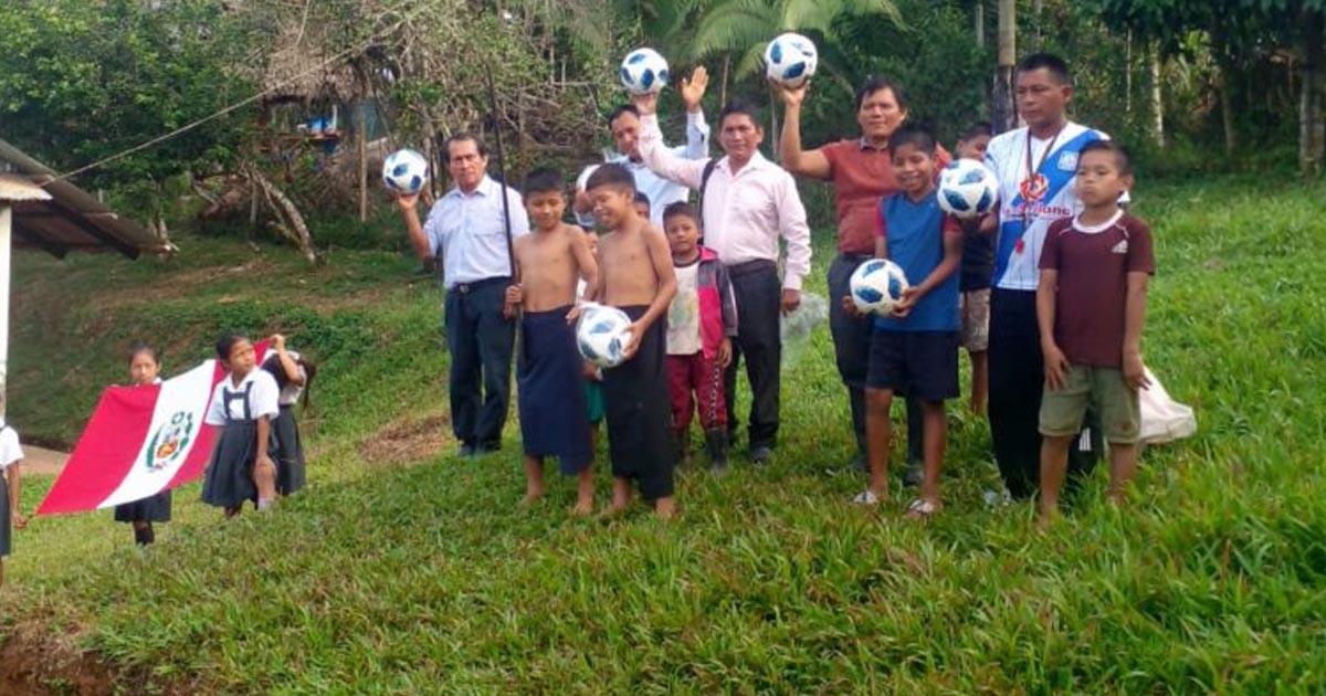 (FOTOS) Programa FIFA Fútbol en las Escuelas inició donación de 28 mil balones
