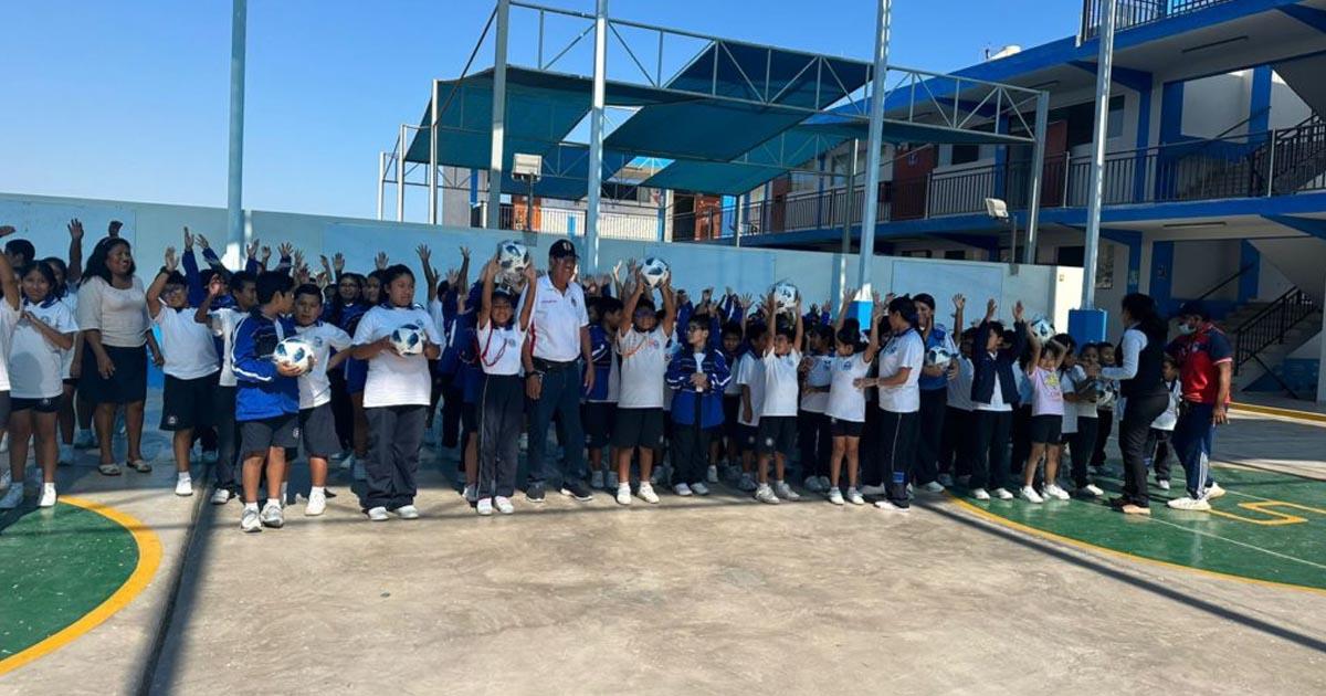 (FOTOS) Programa FIFA Fútbol en las Escuelas inició donación de 28 mil balones