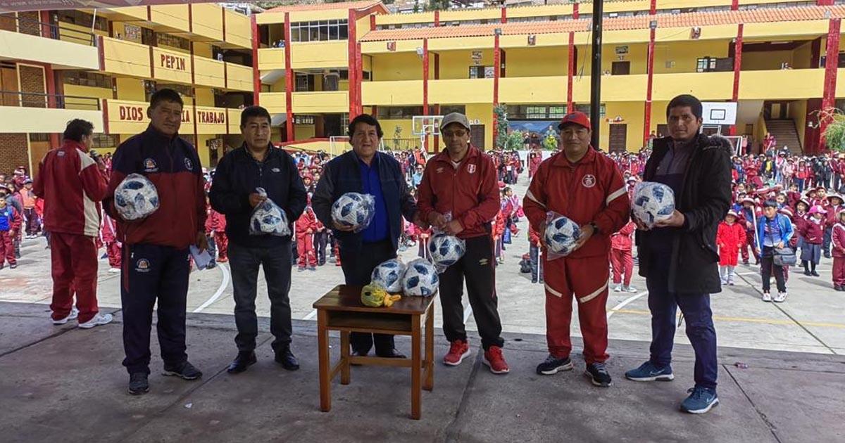 (FOTOS) Programa FIFA Fútbol en las Escuelas inició donación de 28 mil balones