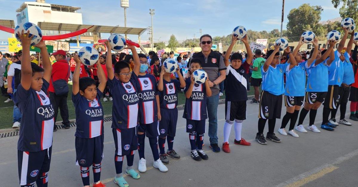 (FOTOS) Programa FIFA Fútbol en las Escuelas inició donación de 28 mil balones