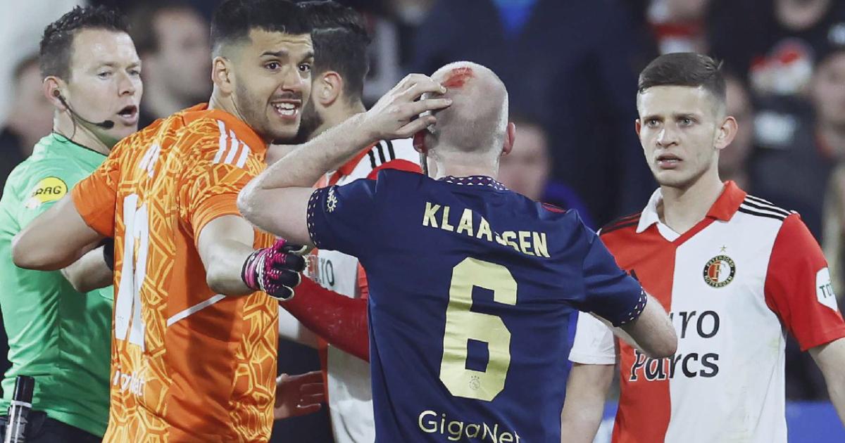 (VIDEO) Intolerable: Duelo entre Feyenoord y Ajax se detuvo por agresión a volante Klaassen