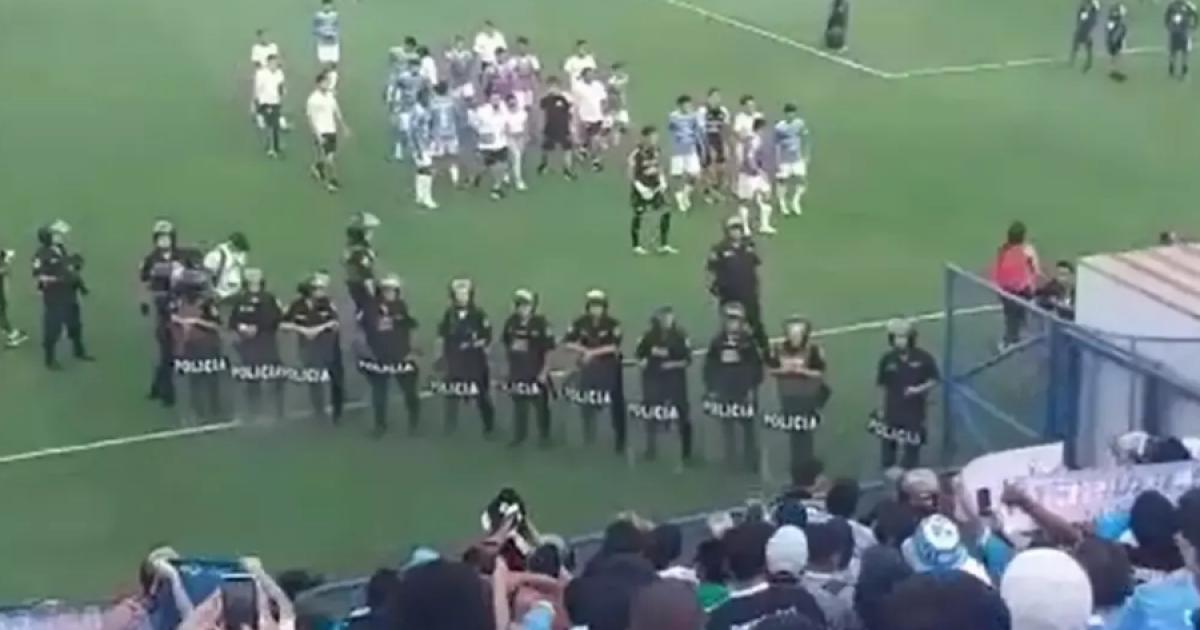(VIDEO) Hinchas de Sporting Cristal mostraron su molestia lanzándole objetos a los jugadores 