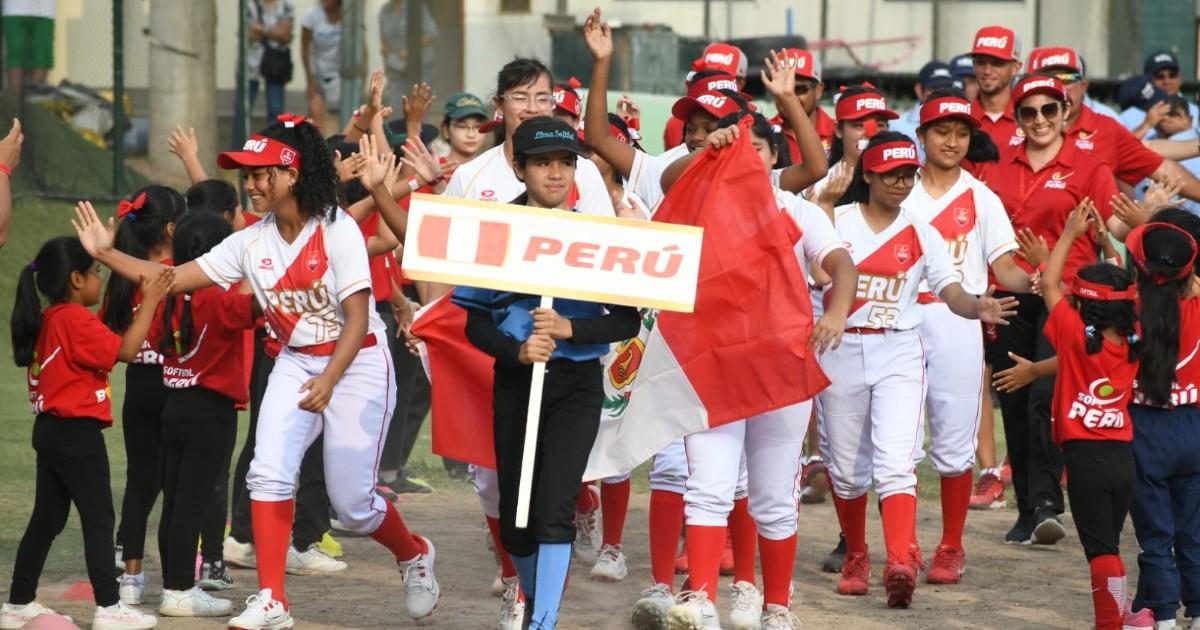 Se inauguró con éxito el I Panamericano de Softbol Femenino U15 y Perú venció 13-0 a Team de la WBSC Américas Softball