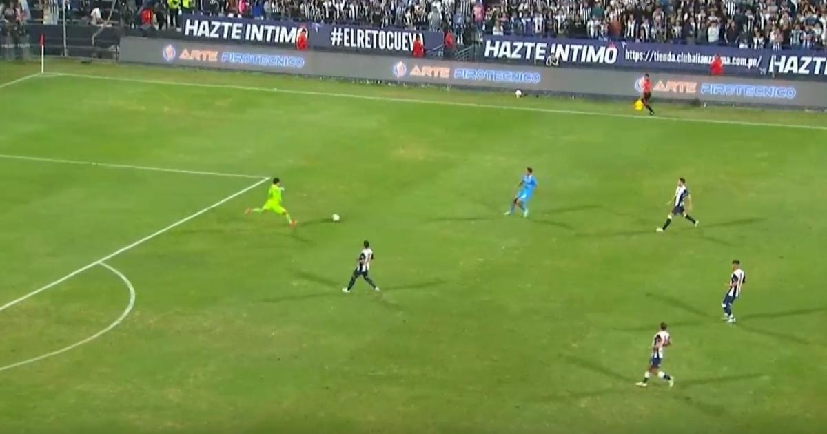 (VIDEO) Blooper de Saravia permitió gol de espalda de Oncoy