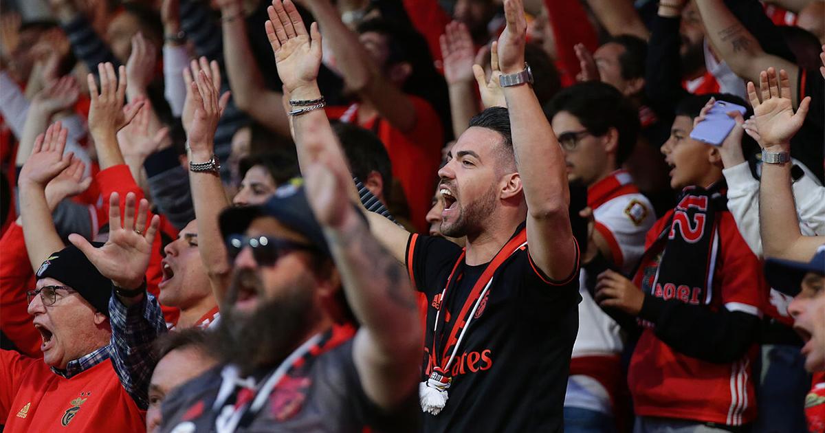 La dura sanción de la UEFA a Benfica por mal comportamiento de sus hinchas en Milan