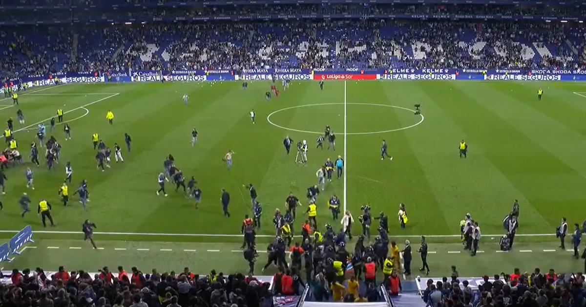 (VIDEO) Hinchas del Espanyol evitaron celebración del Barcelona en su campo