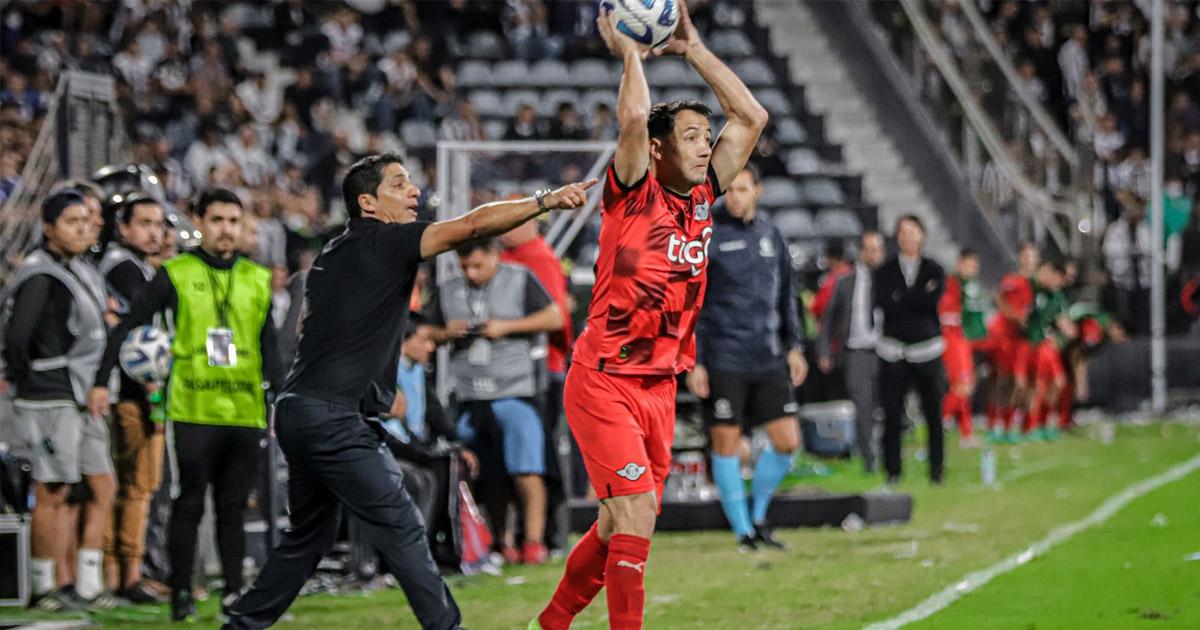 Salas: "Esperemos contar con la mayoría del plantel para el partido ante Mineiro"