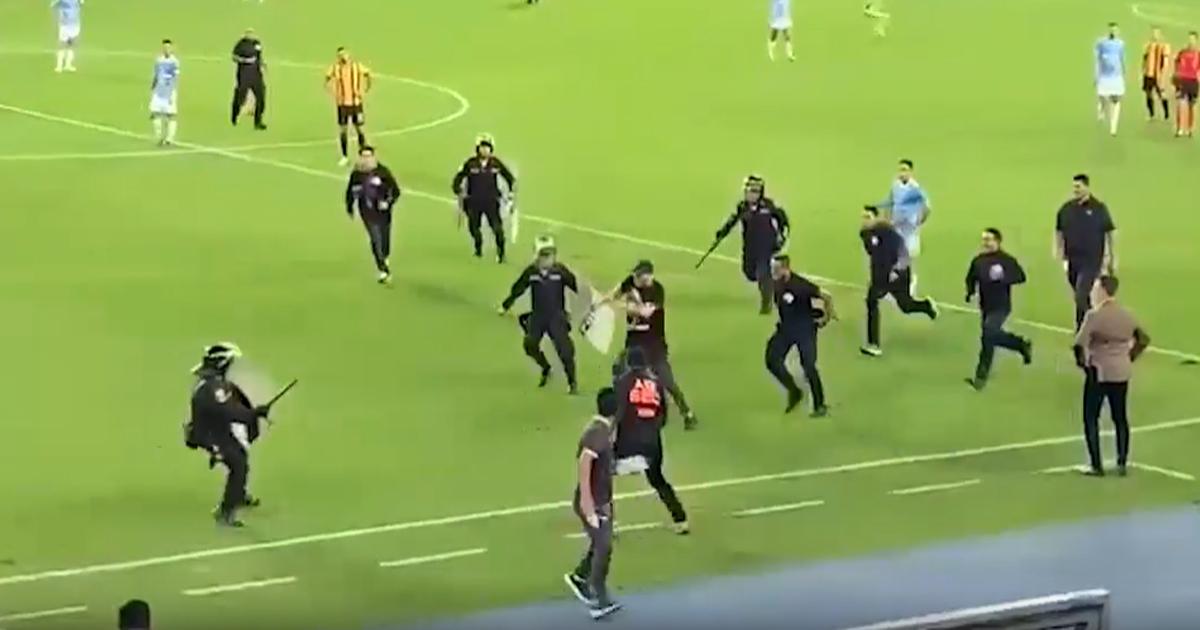 (VIDEO) ¡Se llevó a todos! Hincha ingresó al campo y detuvo el Cristal vs. The Strongest