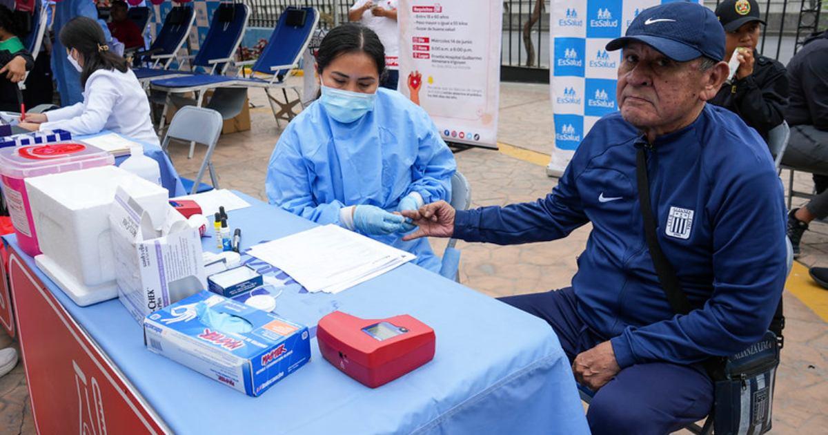 Butrón y Sotil fueron parte de la donación de sangre en el "día Mundial del donante" en Essalud Almenara
