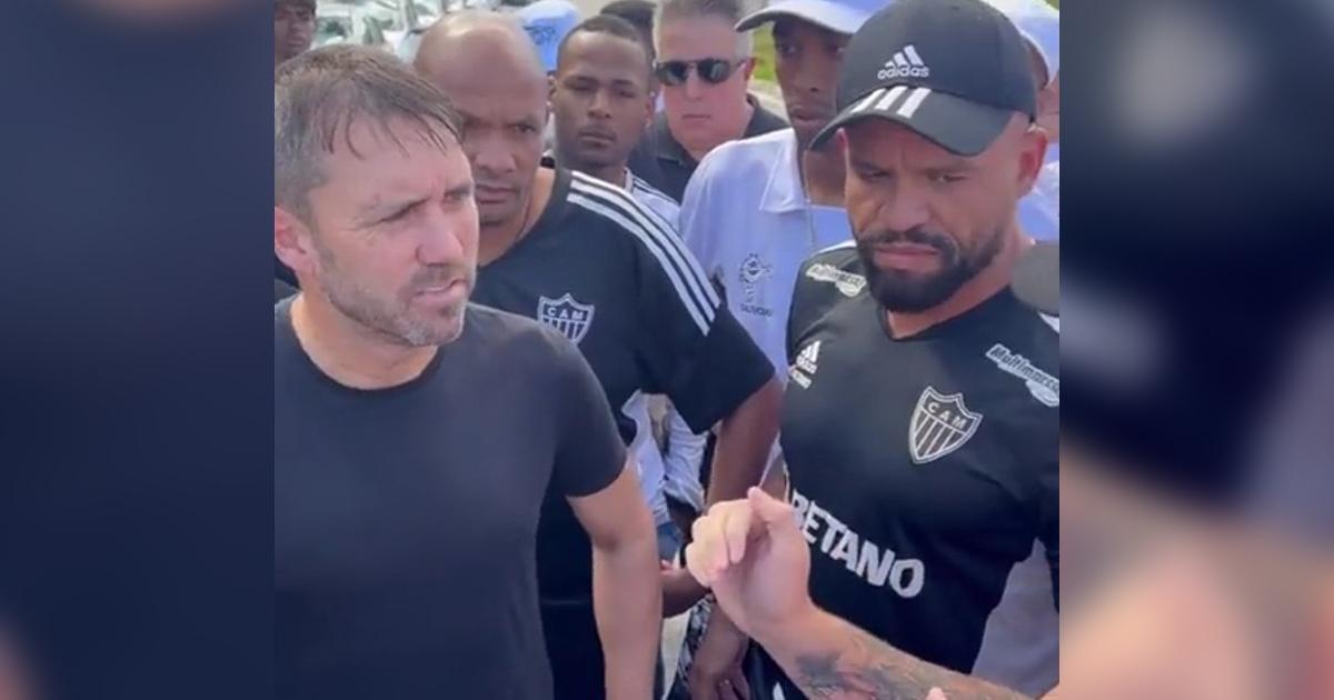 (VIDEO) Barra de Atlético Mineiro encaró a ‘Chacho’ Coudet por mal momento