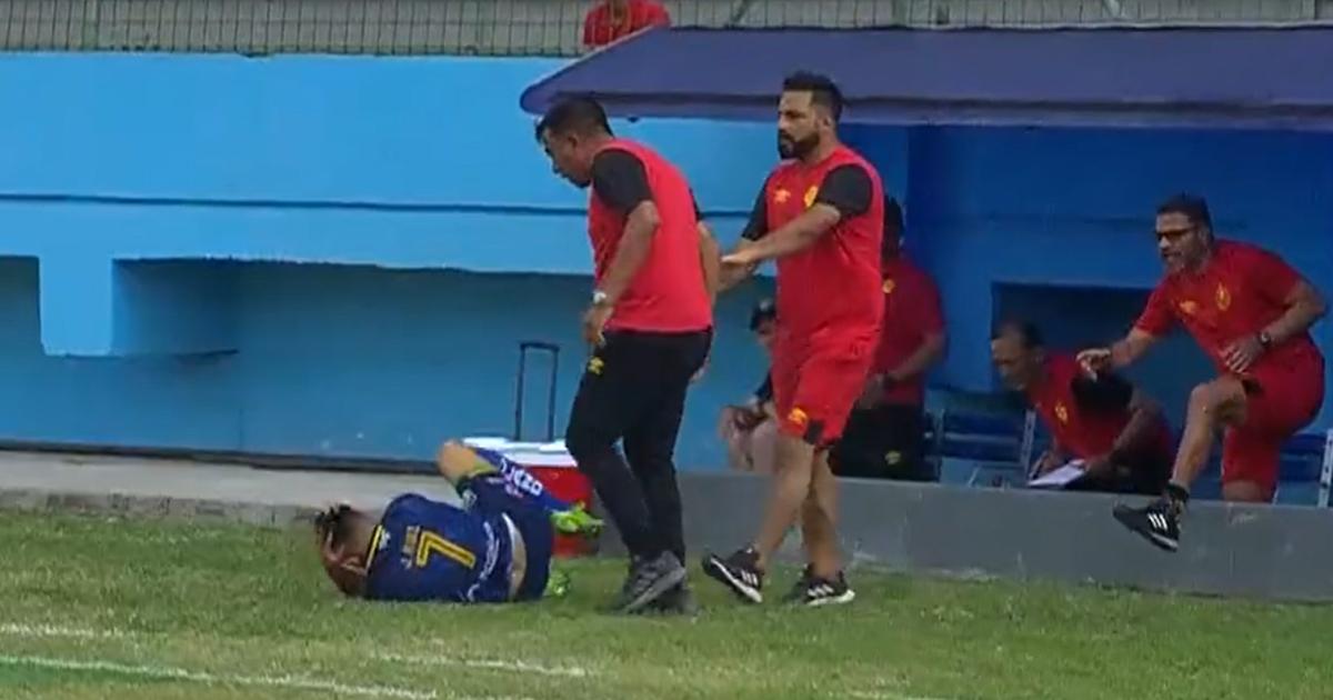 (VIDEO) Lamentable: César Farías, DT de Aucas, agredió a dos jugadores rivales