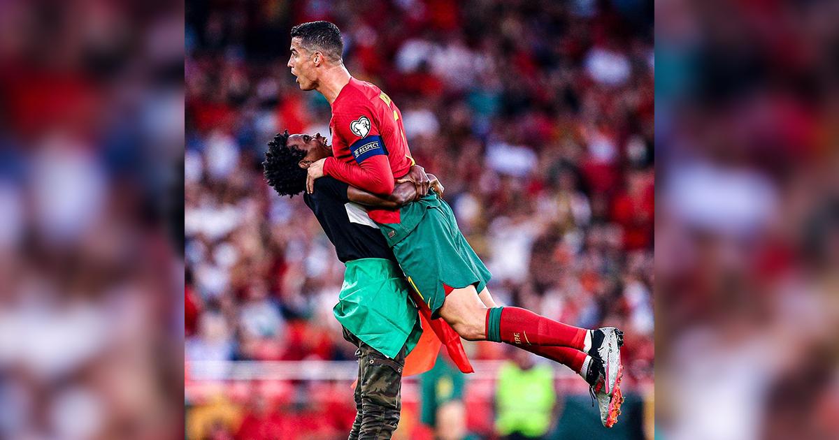 (VIDEO) Hincha se metió a la cancha y cargó a Cristiano Ronaldo