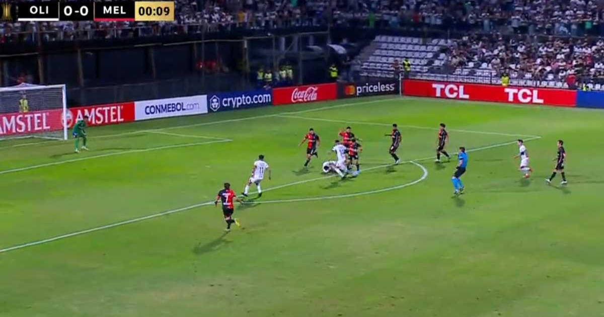 (VIDEO) Deneumostier cometió el penal más rápido de la Copa Libertadores