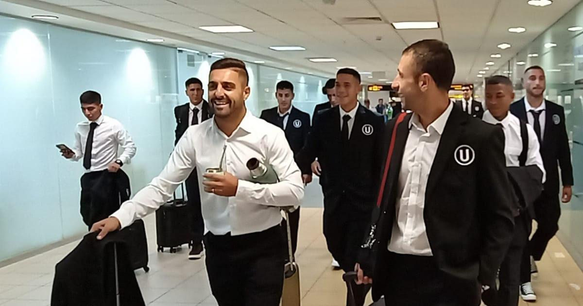 (FOTOS) Universitario partió rumbo a Colombia para duelo ante Santa Fe