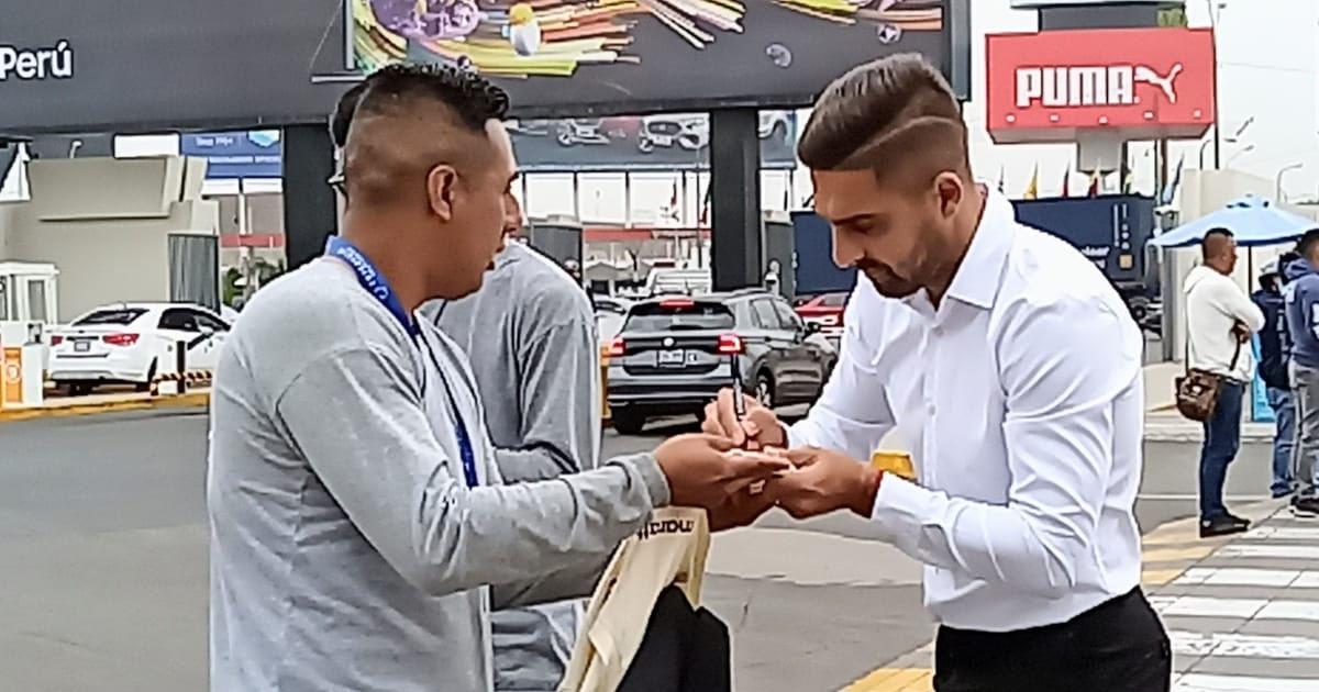 (FOTOS) Universitario partió rumbo a Colombia para duelo ante Santa Fe