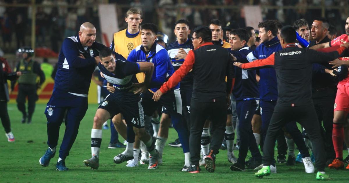 (VIDEO | FOTOS) Escándalo Monumental: Hubo batalla campal al término del juego