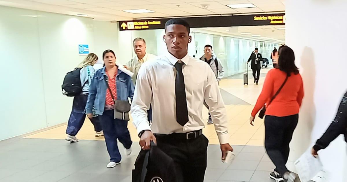 (FOTOS) Universitario partió rumbo a Colombia para duelo ante Santa Fe