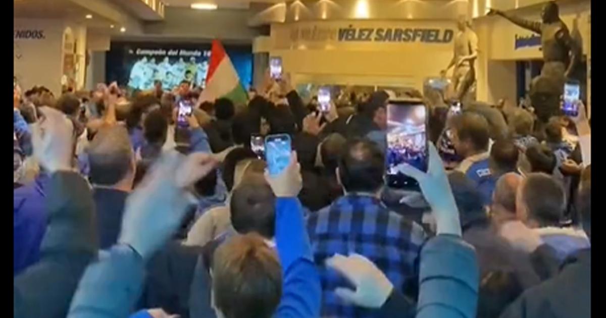 (VIDEO) Hinchas de Vélez dispararon contra la dirigencia tras renuncia de Gareca