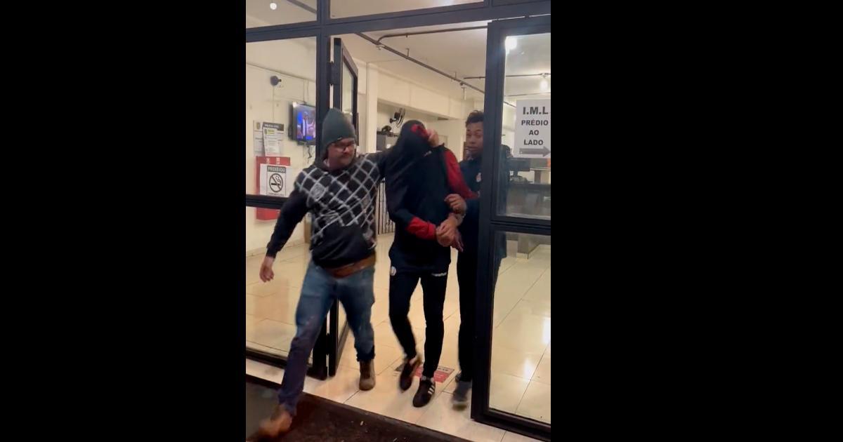 (VIDEO) Estos son los gestos por los cuales Avellino fue acusado de racismo en Brasil