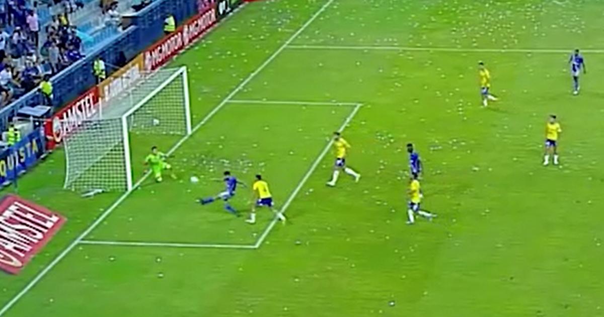 (VIDEO) El increíble fallo de Emelec bajo el arco que agradece Sporting Cristal