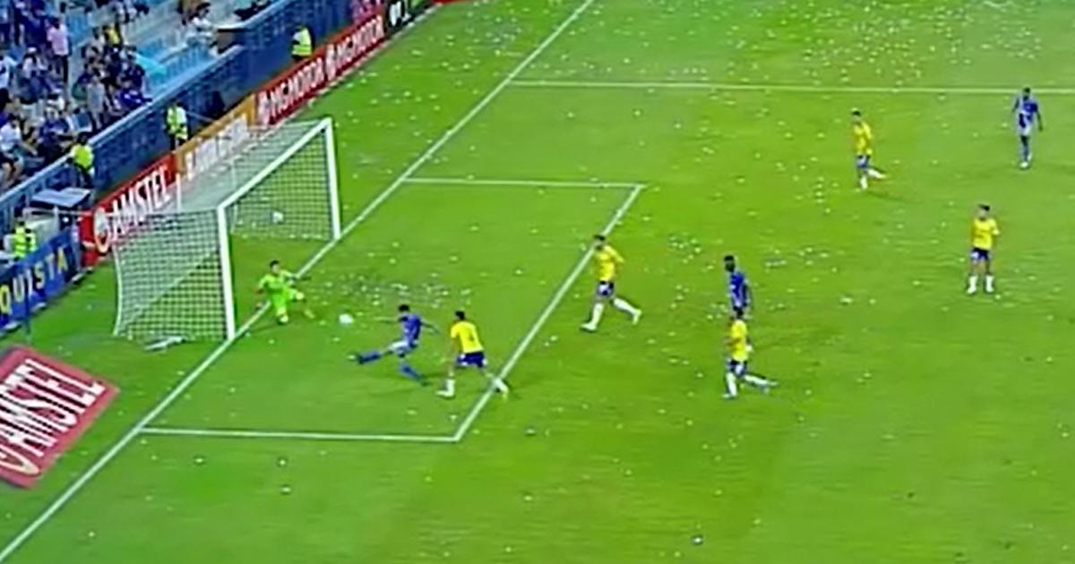 (VIDEO) El increíble fallo de Emelec bajo el arco que agradece Sporting Cristal