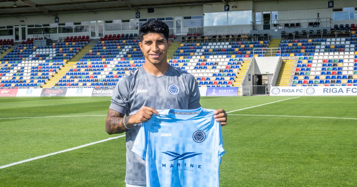 (FOTOS) ¡Click! Luis Iberico ya se luce con su nueva camiseta del Riga FC