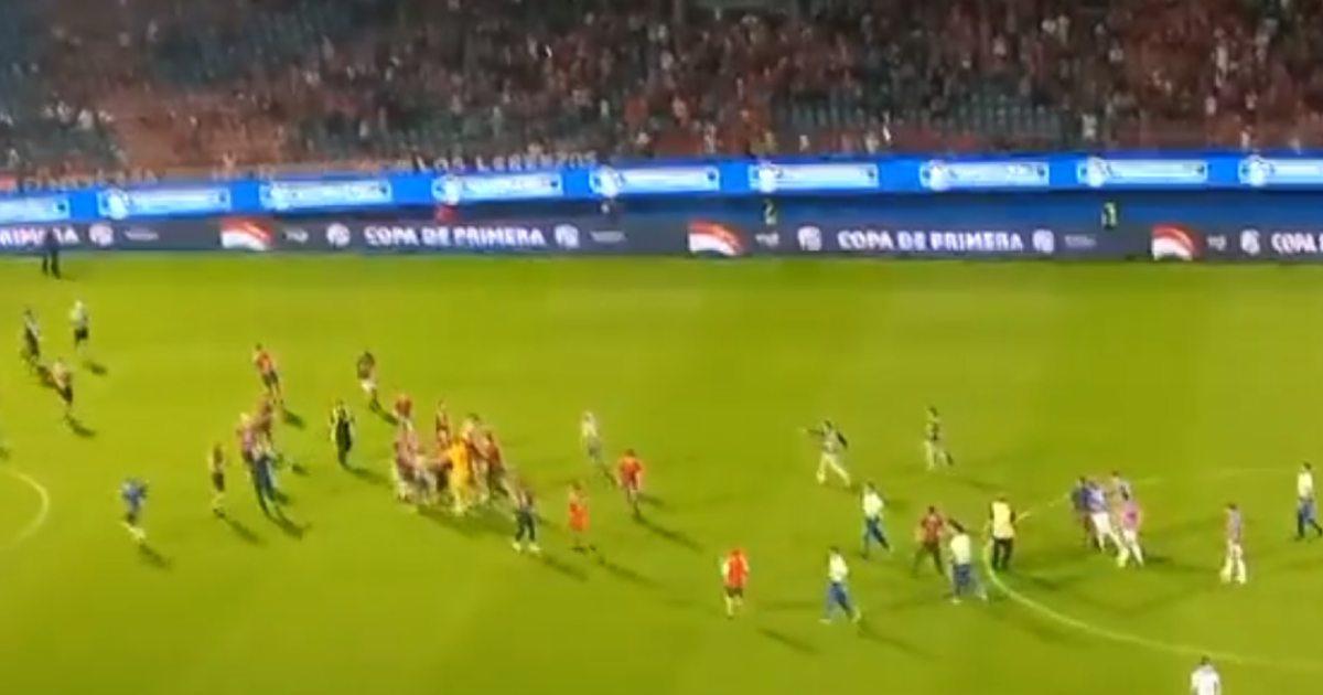 (VIDEO) Cerro Porteño volvió a caer e "hinchas" invadieron el campo
