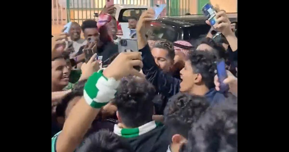 (VIDEO) Una locura: Firmino tuvo multitudinario recibimiento en Arabia Saudita