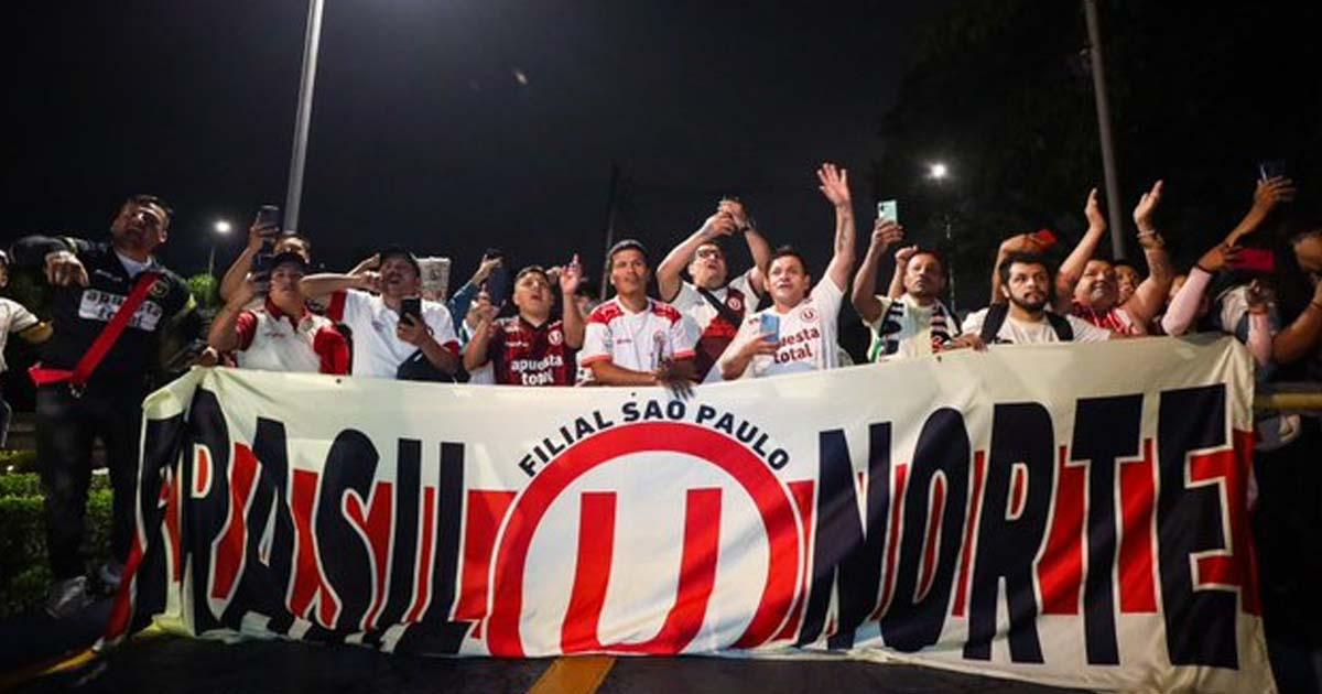 (FOTOS) Hinchas de Universitario realizaron banderazo en Brasil