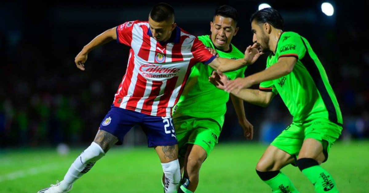 'Santi' Ormeño se quedó entre los suplentes en empate con Chivas