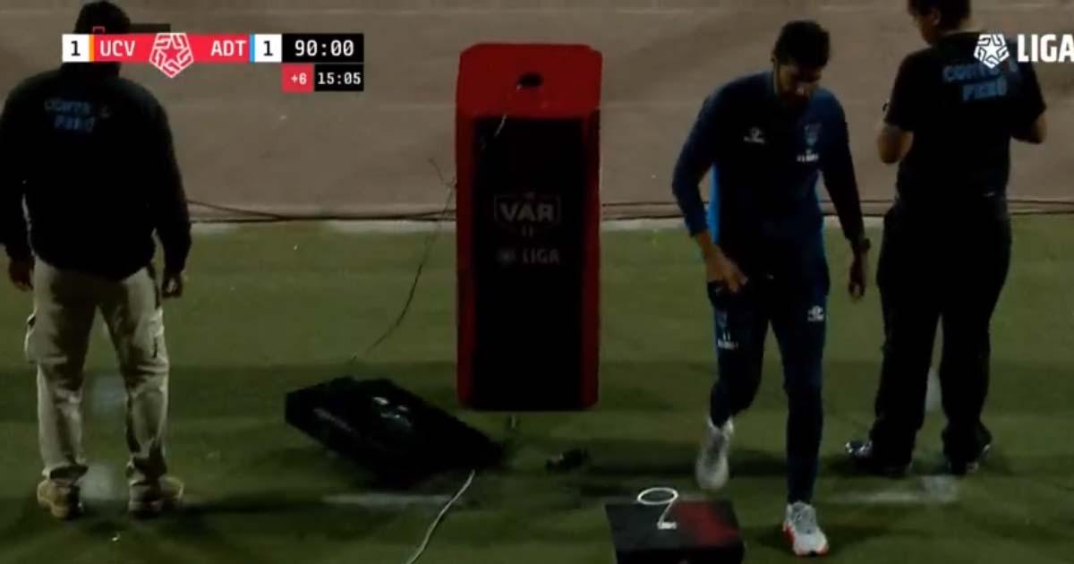 (VIDEO) Se volvió loco: Abreu golpeó y se trajo abajo el VAR