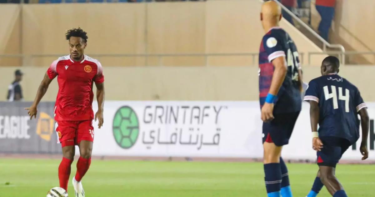 André Carrillo con Al-Qadisiya con una asistencia en el triunfo por 2-1 ante Al- Adalah de Christofer Gonzáles