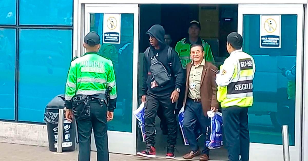  (VIDEO) Advíncula llegó y se incorporó a la concentración de la 'Bicolor