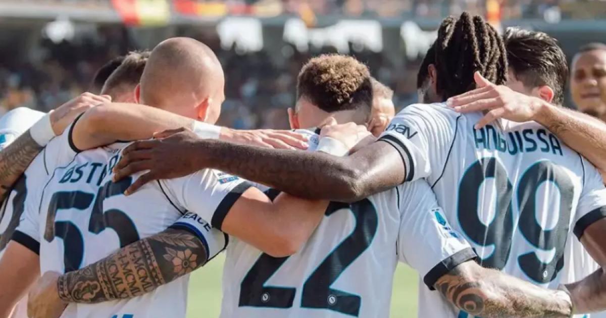 Nápoli goleó por 4-0 a Lecce y no le pierde de vista a los líderes, Inter y Milan