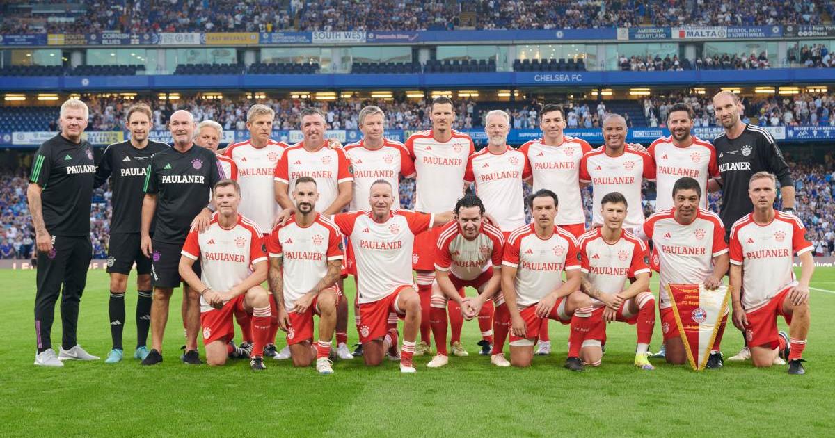  Pizarro jugó ante las 'Leyendas' del Chelsea