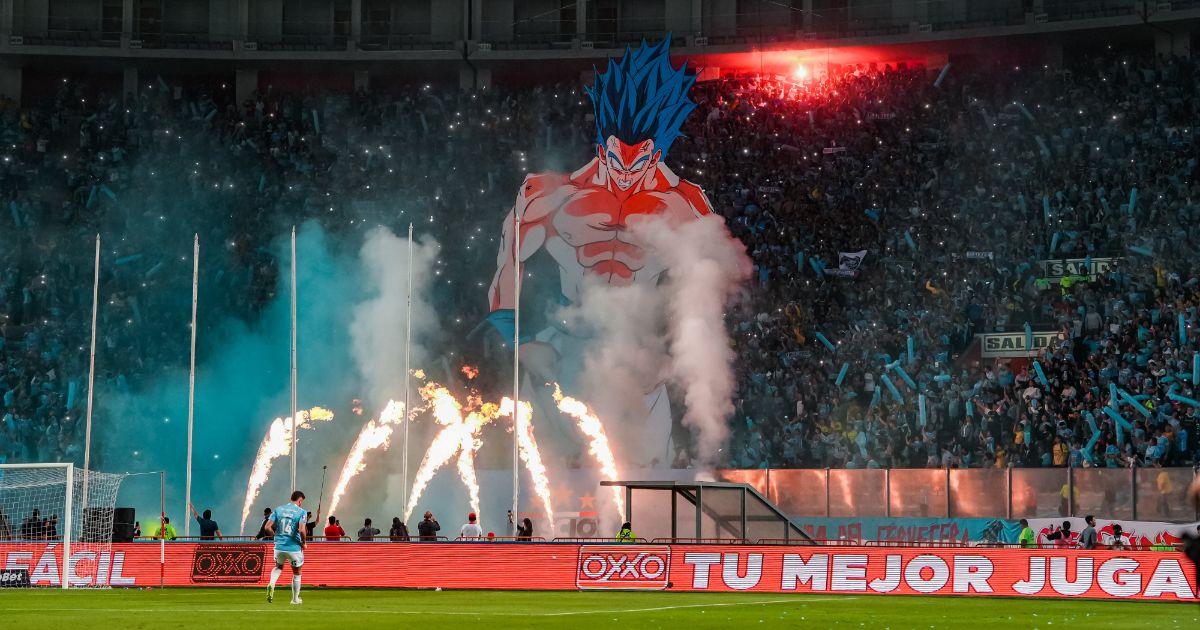 (FOTOS) Cristal y Universitario empataron sin goles en el estadio Nacional
