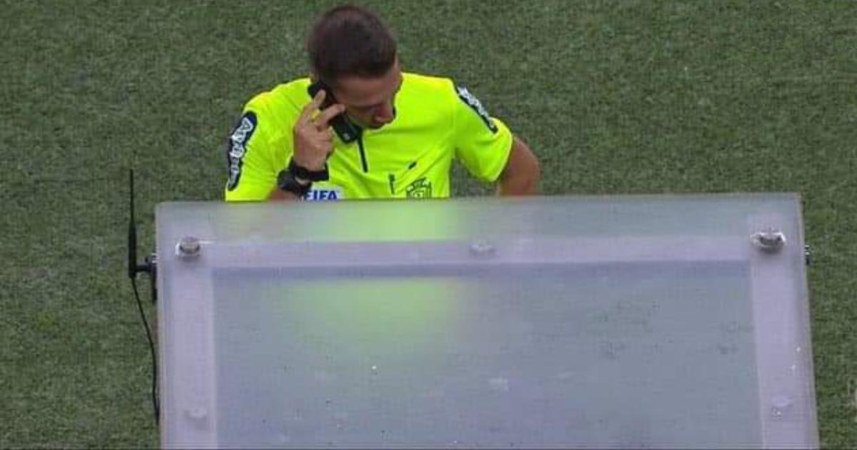 (VIDEO) Insólito: En Portugal, el árbitro tuvo que llamar al VAR porque el monitor se apagó