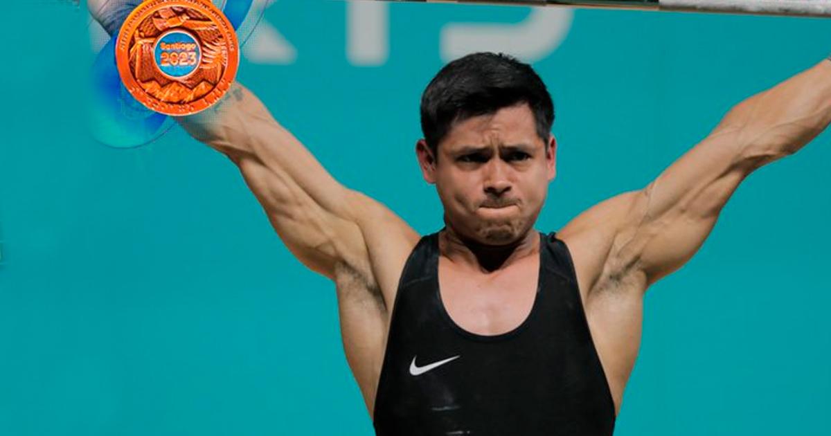 Luis David Bardalez obtuvo la medalla de bronce en levantamiento de pesas