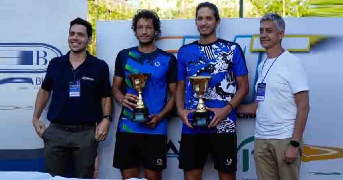 Hermanos Huertas del Pino lograron título de dobles en Argentina