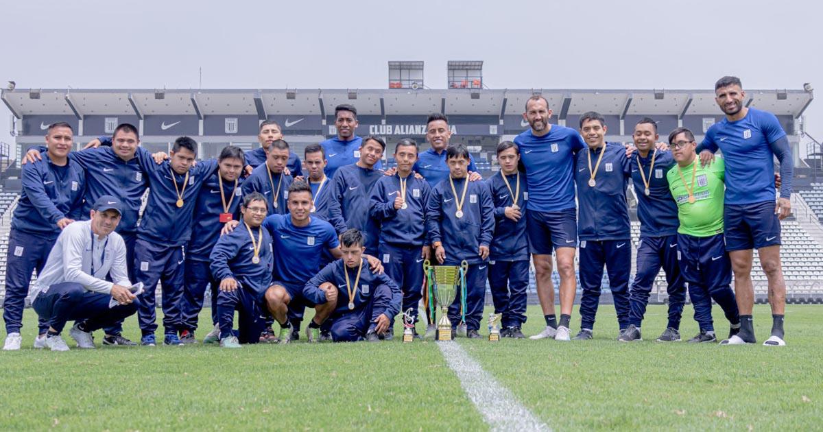 (FOTOS) Equipo de Futsal Down de Alianza visitó al primer equipo