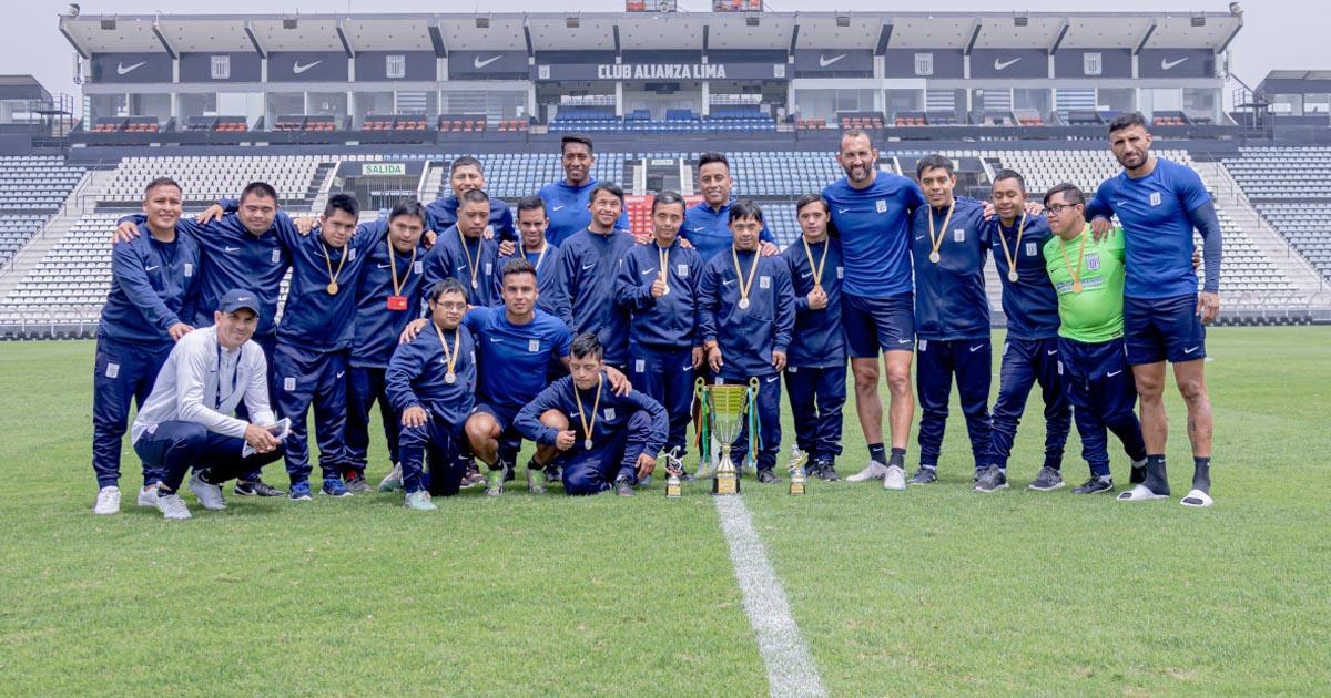 (FOTOS) Equipo de Futsal Down de Alianza visitó al primer equipo íntimo