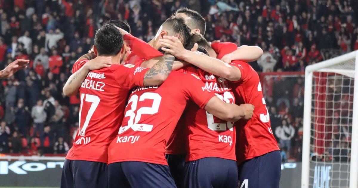 Independiente goleó a Barracas y es líder de su grupo