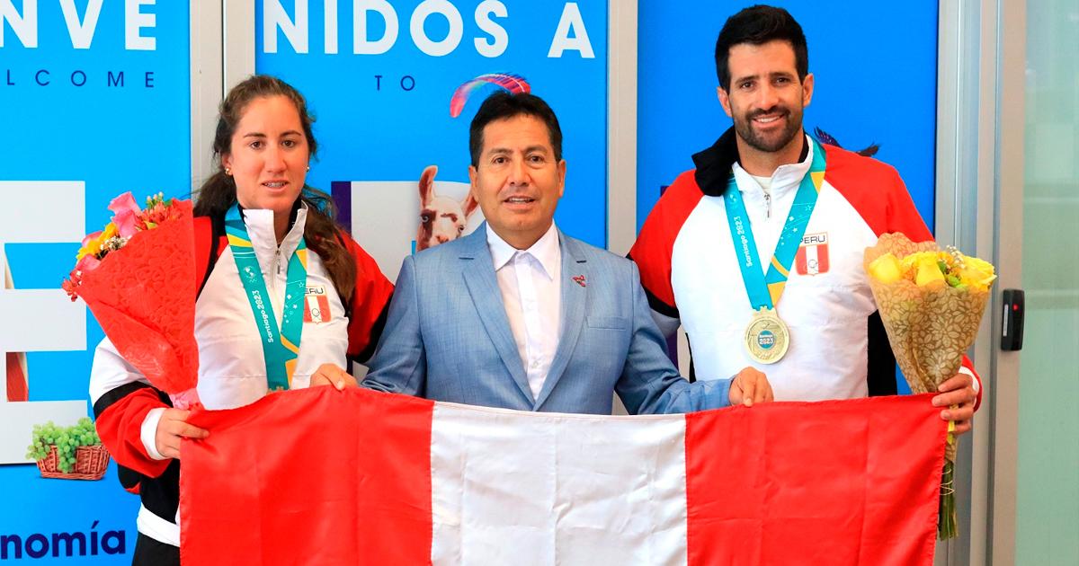Veleristas Peschiera y Romero regresaron a Lima tras ganar medalla de oro en Santiago 2023