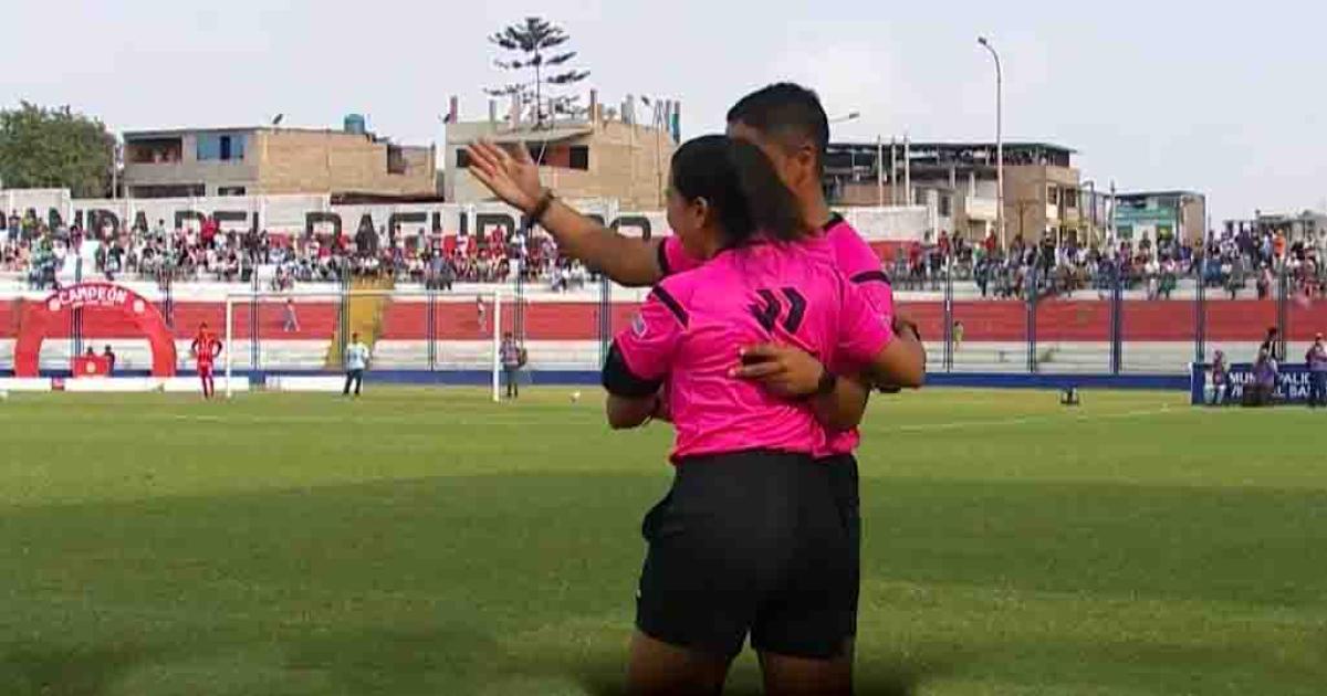 (VIDEO) Joel Alarcón y su gesto con Melany Bermejo que se retira del arbitraje