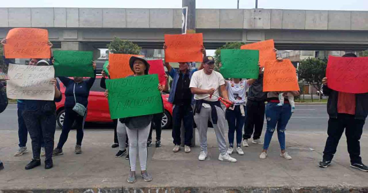 (VIDEO) Grupo de hinchas de Ayacucho FC exigen justicia a las afueras de Videna
