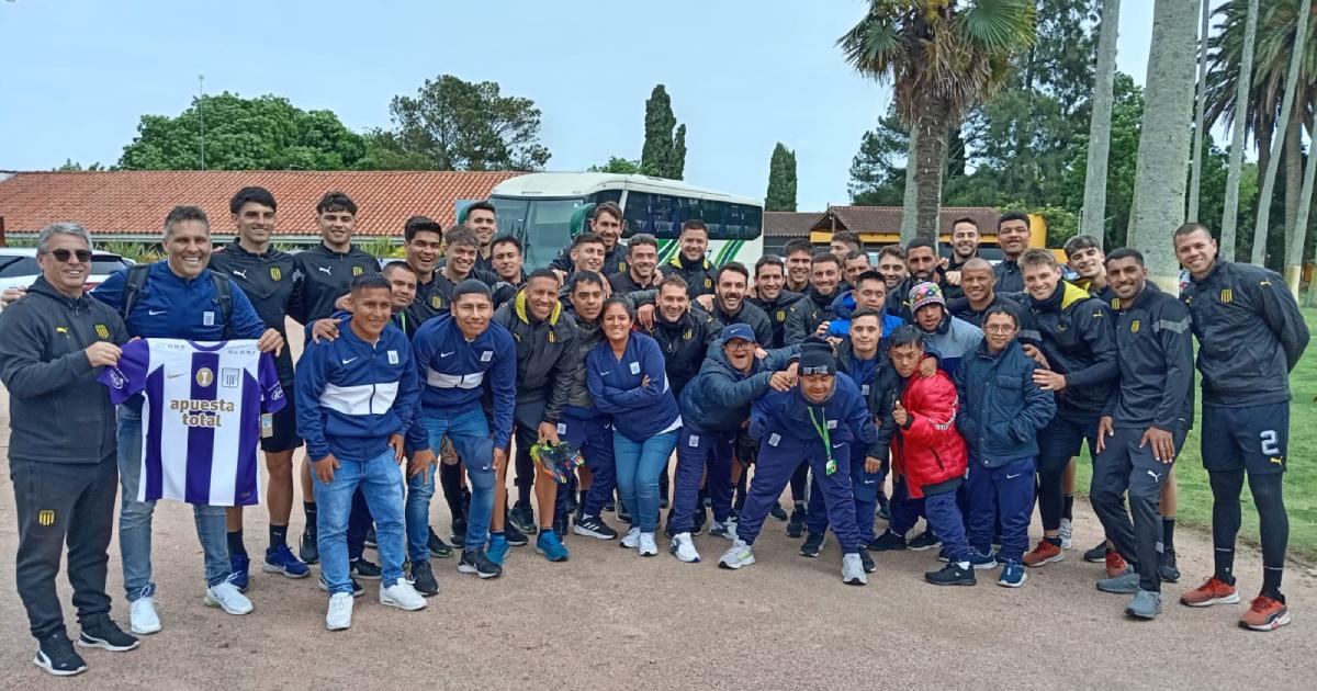 (FOTOS) Bengoechea le dio la bienvenida al equipo de futsal down de Alianza