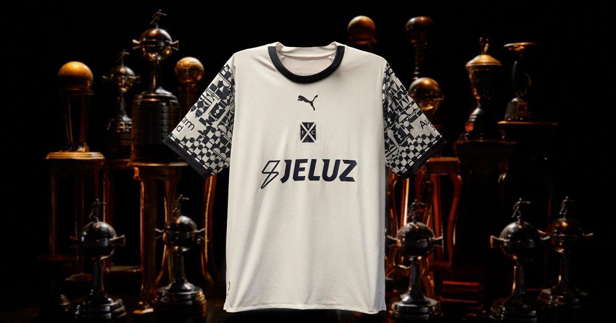 Mostrando sus copas: Independiente presentó su nueva camiseta