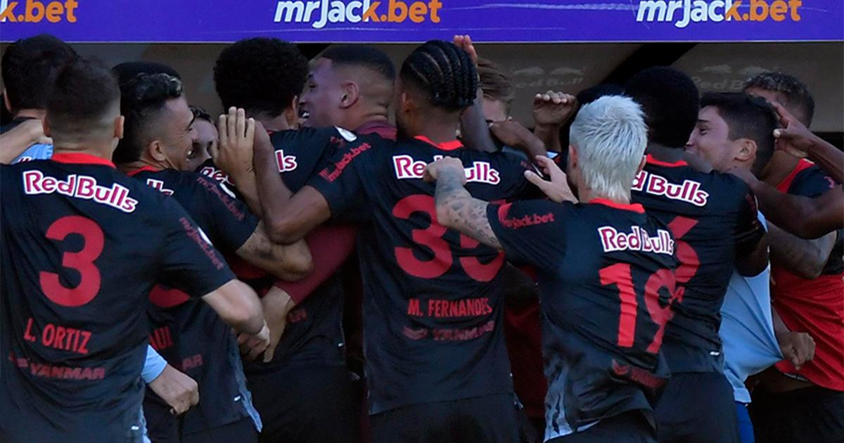Bragantino venció a Corinthians y le mete presión a Botafogo en la cima del Brasileirao